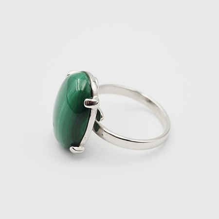 Pierścionek regulowany z owalnym Malachitem w srebrze rodowanym.