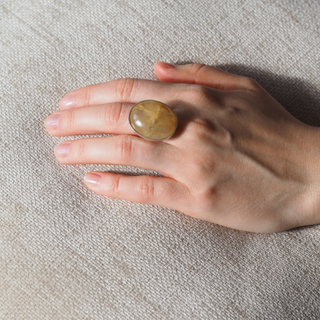 Pierścionek regulowany z owalnym Kwarcem Rutylowym ze złotą nitką w srebrze.