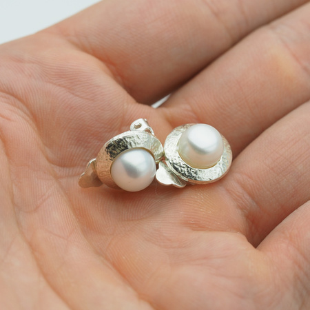 Klipsy - Perły białe koło 8 mm w srebrze młotkowanym