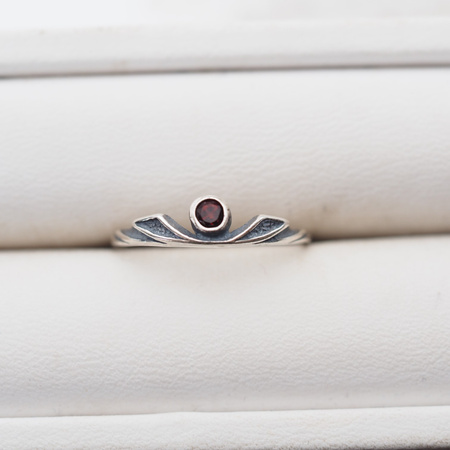 Pierścionek z Granatem w srebrze oksydowanym