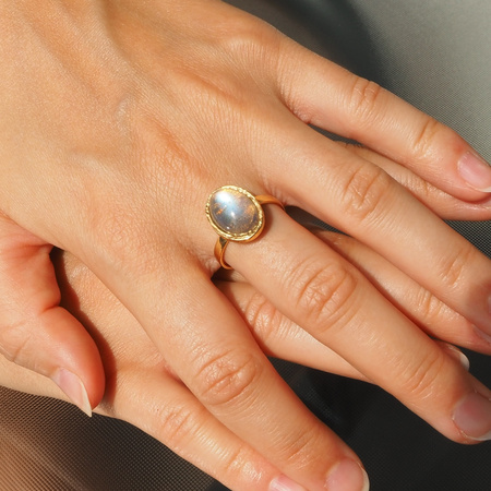 Pierścionek z Labradorytem owalnym w złoconym srebrze młotkowanym