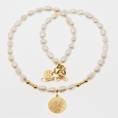 Naszyjnik z powyginaną blaszką- Białe Perły hodowane i srebro złocone