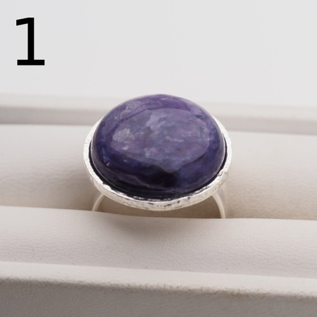 Pierścionek regulowany z okrągłym Czaroitem w srebrze młotkowanym