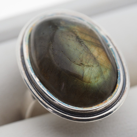 Pierścionek z owalnym Labradorytem w srebrze oksdowanym.