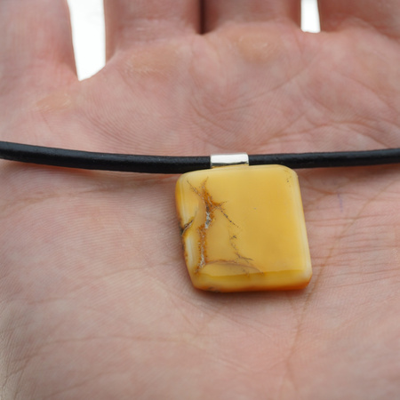 Naszyjnik  na rzemieniu - surowy Bursztyn mleczny