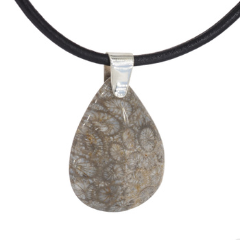 Naszyjnik - Koral łza na rzemieniu ze srebrnymi końcówkami