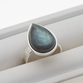 Pierścionek z Labradorytem w srebrze