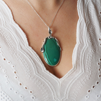 Zawieszka z owalnym malachitem w srebrze oksydowanym.