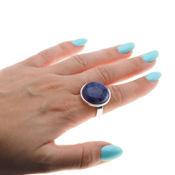 Pierścionek regulowany z okrągłym Czaroitem w srebrze młotkowanym