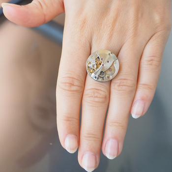 Pierścionek regulowany z mechanizmem zegarka w srebrze.