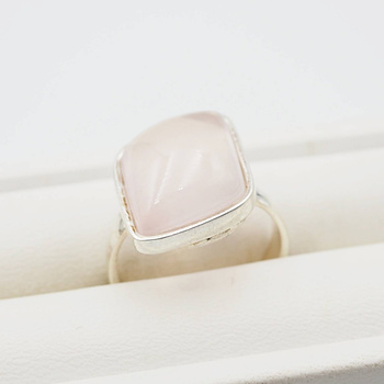 Pierścionek z Kwarcem Różowym w srebrze.