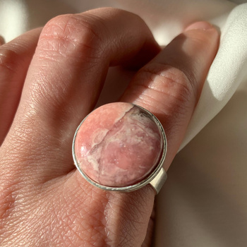 Pierścionek regulowany z okrągłym Rodochrozytem w srebrze młotkowanym