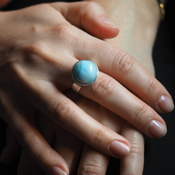 Pierścionek regulowany z okrągłym Larimarem w srebrze