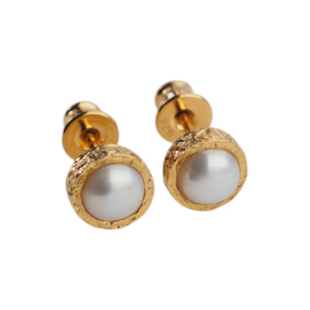 Kolczyki z białymi, okrągłymi Perłami w złoconym srebrze młotkowanym